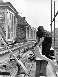 841640 Afbeelding van een bouwvakker op de steiger tijdens de restauratie / verbouwing van het pand Pieterskerkhof ...